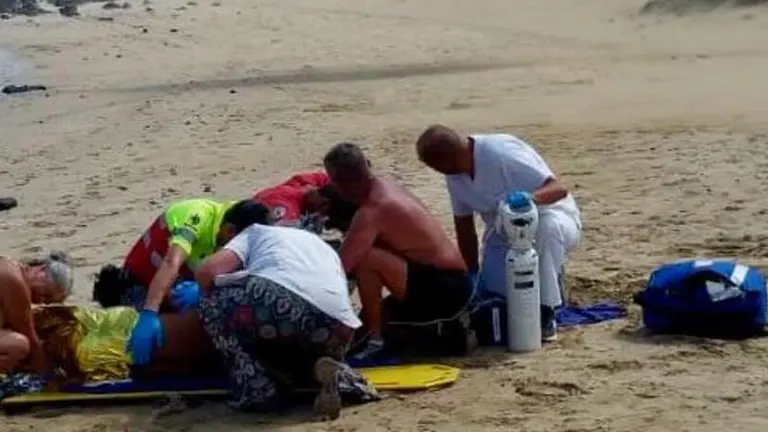 Personal del SUC atendiendo al afectado.