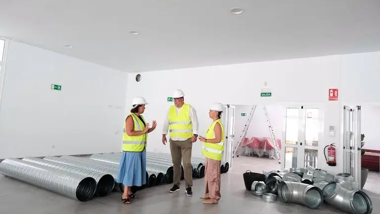 Isidro P&eacute;rez, Carmen Medina y Marlene Romero en el centro de tercera edad.