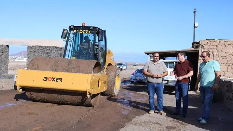 Ruben Arca, &Oacute;scar Noda y Samuel Mart&iacute;n junto a las obras de arreglo del acceso a Papagayo.
