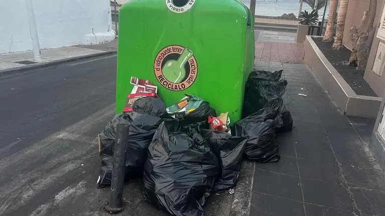 Basura junto a un contenedor en Puerto del Carmen.
