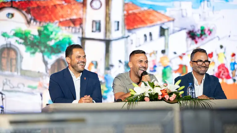Yonathan de Le&oacute;n, Echedey Eugenio y Echer Sosa durante el preg&oacute;n por las fiestas de San Gin&eacute;s 2026.