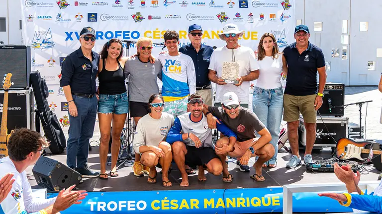 Entrega de trofeo C&eacute;sar Manrique.