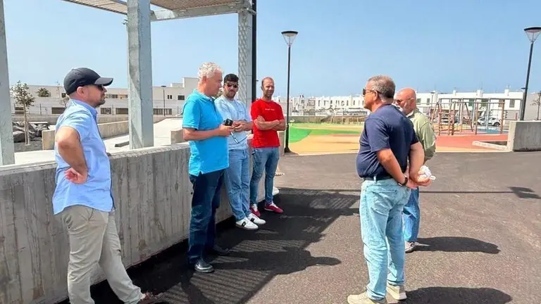 Jos&eacute; Juan Cruz junto a los componentes del grupo de gobierno en el parque municipal tajinaste.