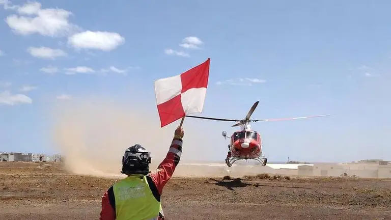 Helic&oacute;ptero traslad&aacute;ndose para el rescate.