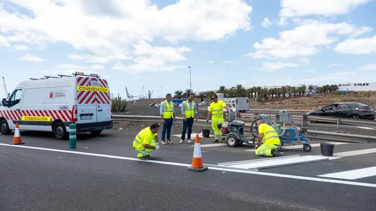 El alcalde de Arrecife Yonathan de León y el consejero de Obras Públicas, Jacobo Medina, ayer,en el cruce de Los Mármoles.