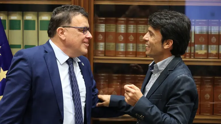 Marcos Bergaz (PSOE) junto al consejero Manuel Miranda (CC) en el Parlamento canario.