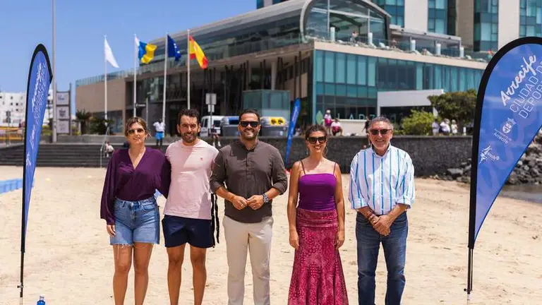 El alcalde de Arrecife Yonathan de León, junto a la concejala de Deportes, Eli Merino, y varios concejales del Gobierno Municipal, este pasado fin de semana en una prueba deportiva en El Reducto.
