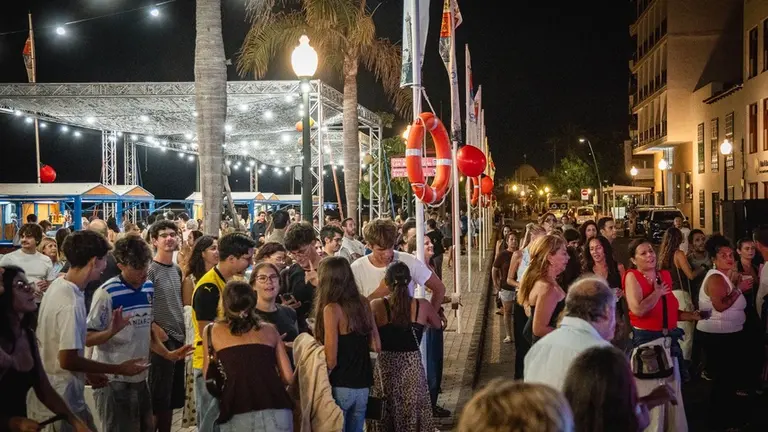 Personas disfrutando de las fiestas de San Gin&eacute;s en la zona de los ventorrillos.