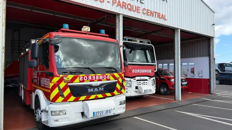 Imagen de archivo de los camiones de los bomberos.