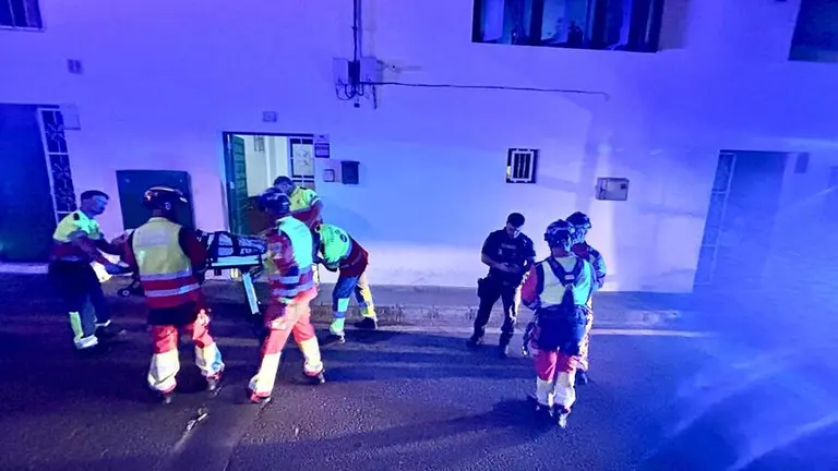 Bomberos del Consorcio de Seguridad y Emergencias colaborando en el traslado.
