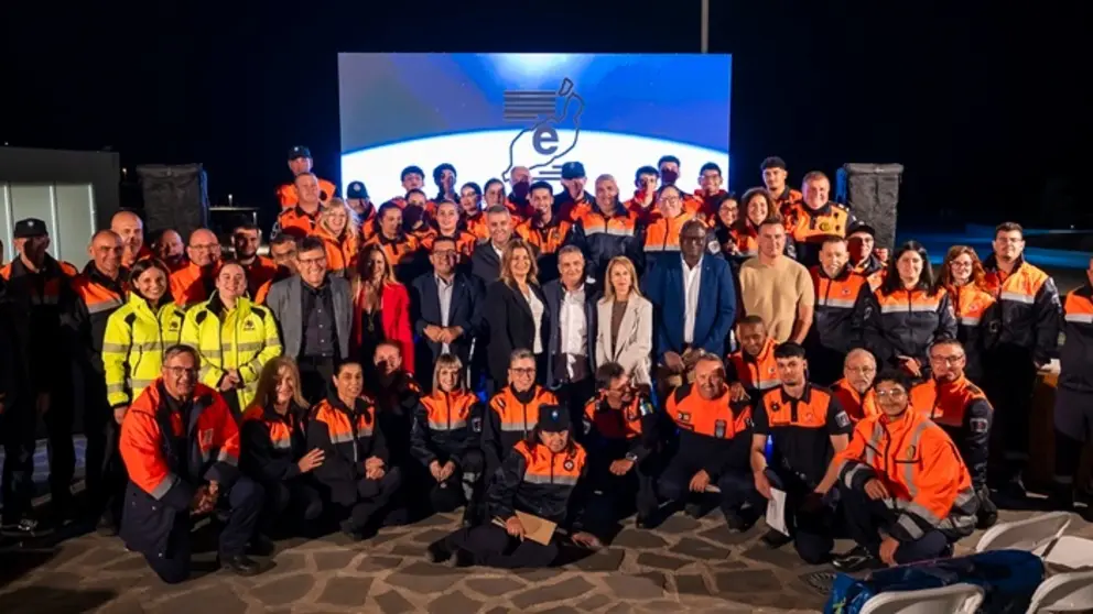 Imagen de los voluntarios posando para la foto del recuerdo.