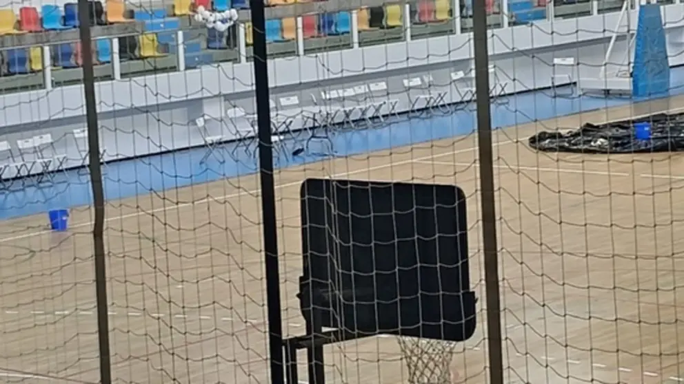 En varias zonas el personal del Ayuntamiento se ha visto obligado a poner lonas y cubos.