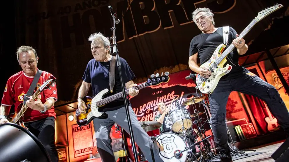 Los Hombres G en pleno concierto.