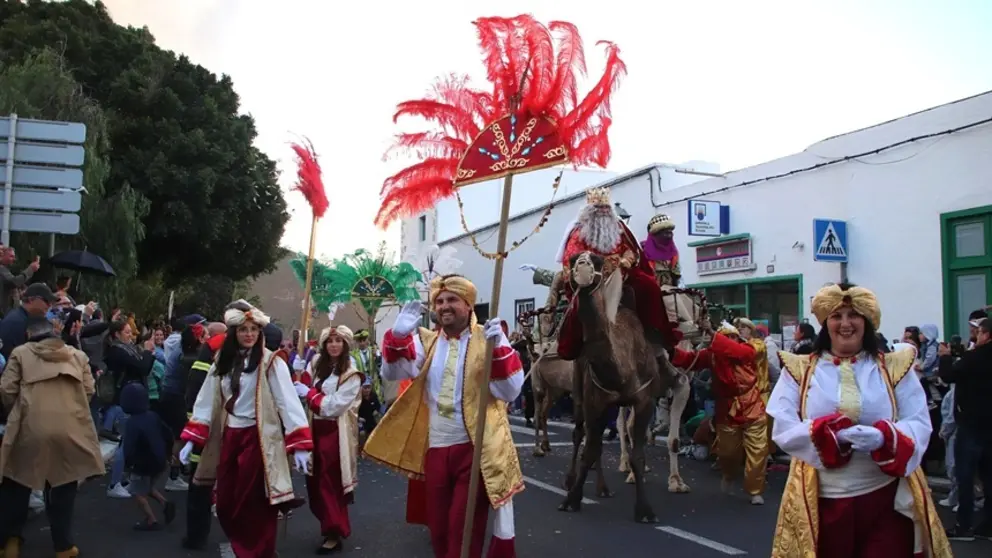 La gente se ech&oacute; a la calle para disfrutar de una gran Cabalgata.