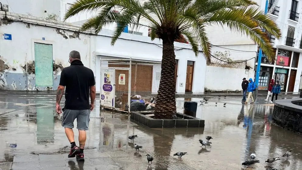 Imagen reciente de un d&iacute;a de lluvia en la zona de las Cuatro Esquinas de Arrecife.