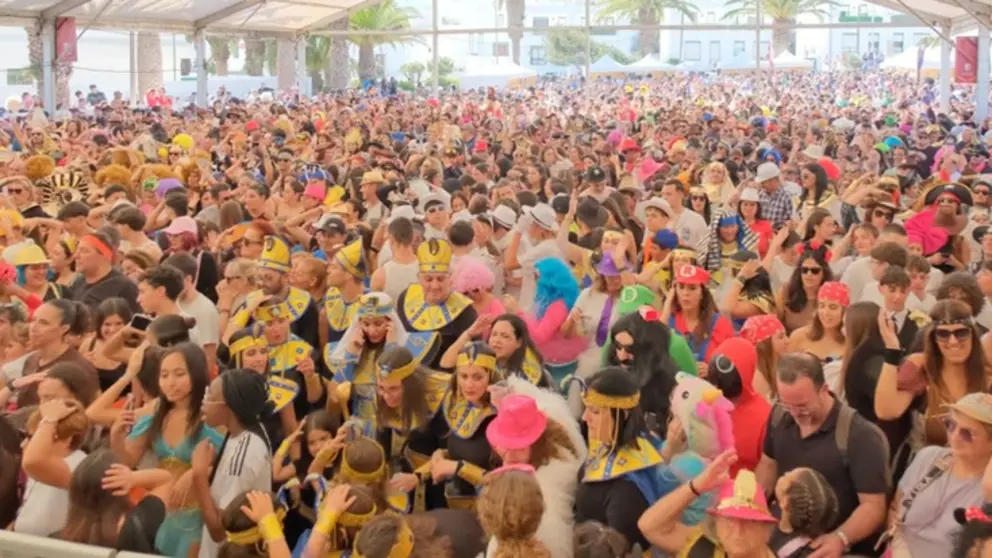 Miles de personas se dieron cita en el Carnaval de D&iacute;a de San Bartolom&eacute;.