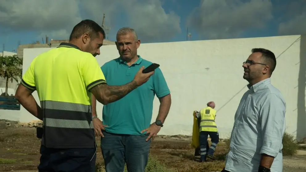 El concejal de Limpieza, Jacobo Lemes, con el primer teniente de alcalde de Arrecife, Echedey Eugenio, repasando el estado de los trabajos