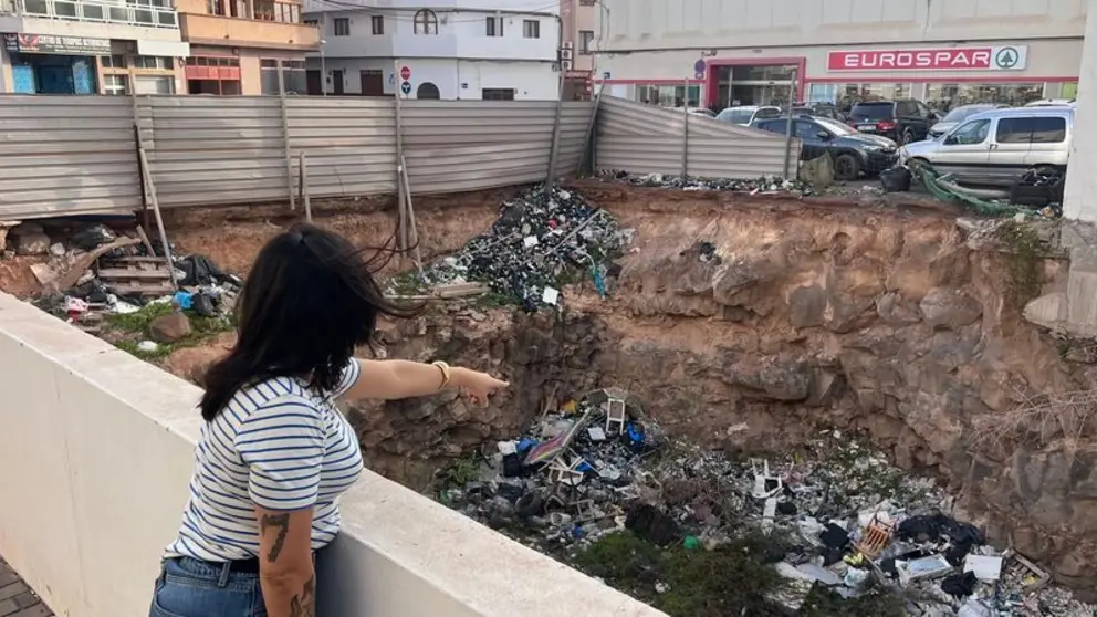 La vecina denunciando el solar que se ha convertido en un improvisado vertedero