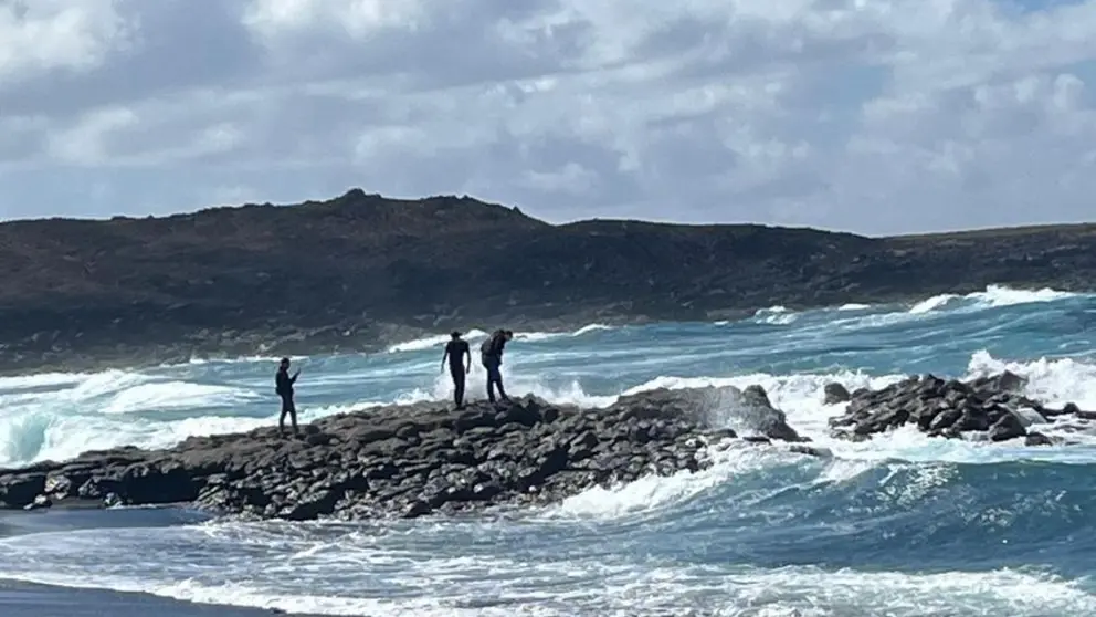 En una jornada tan peligrosa se han seguido viendo personas que se acercan a la costa para hacerse fotos