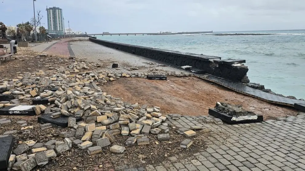 Impresionante destrozo que ha realizado el mar en la zona del paseo mar&iacute;timo de Arrecife