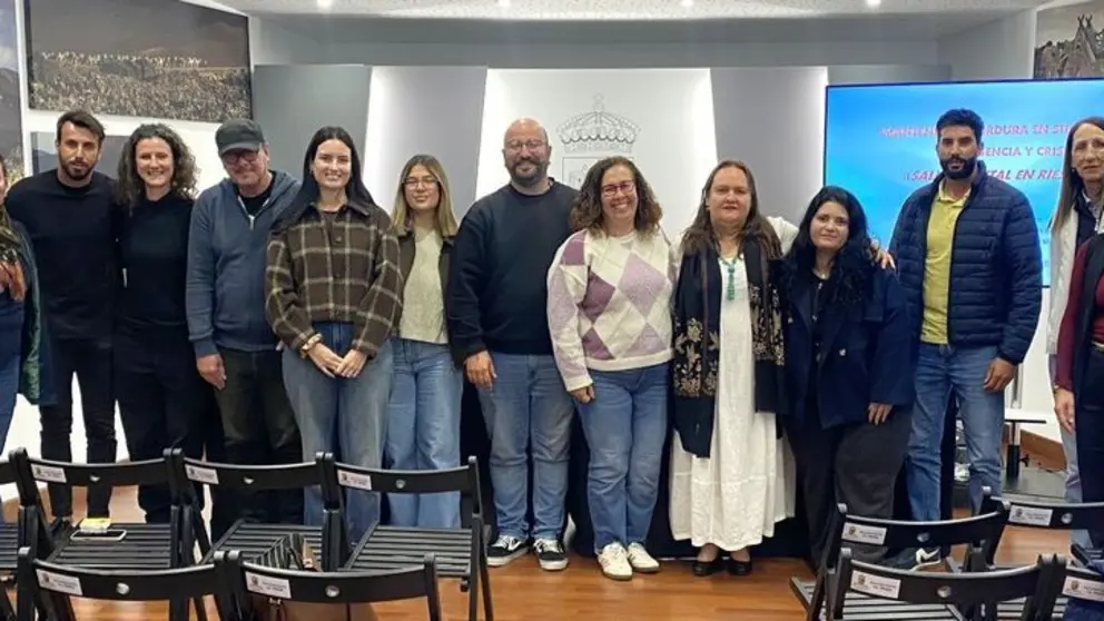 Imagen de la gente que particip&oacute; en el acto.