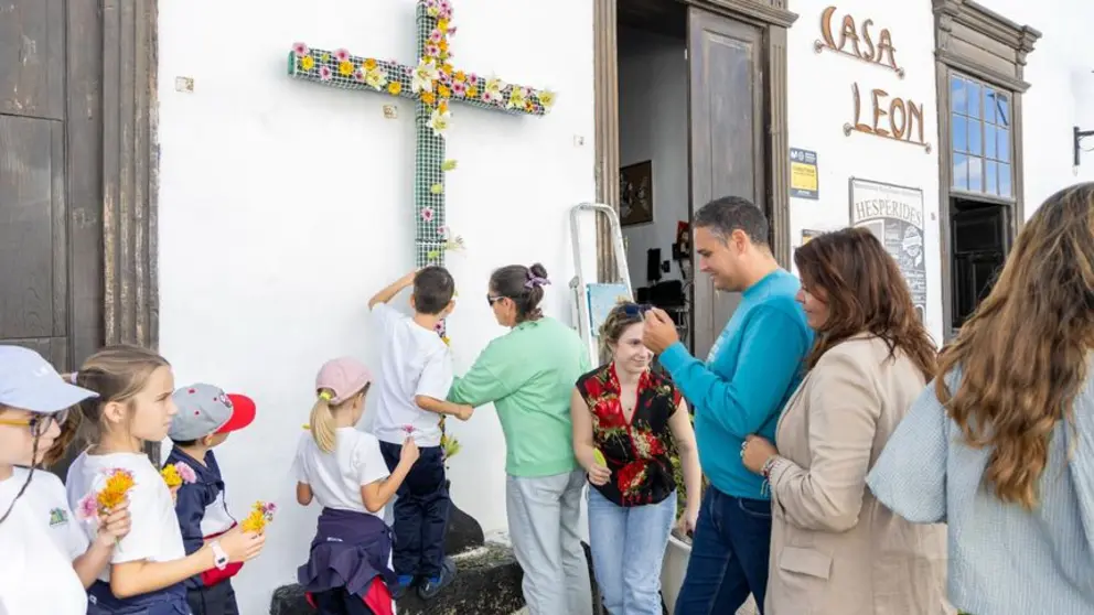 La alcaldesa de Teguise, Olivia Duque, acudi&oacute; al enramado