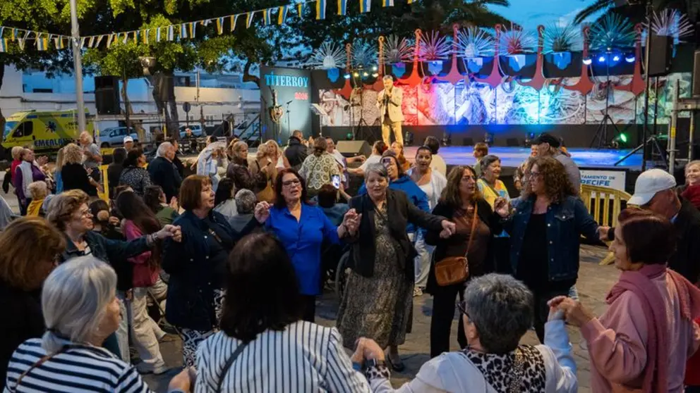 El incombustible Pepe Benavente animando a la gente en la plaza del barrio
