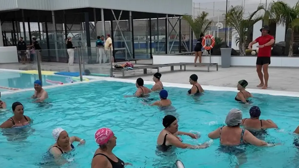 Los mayores nadando en la piscina de Puerto Calero.
