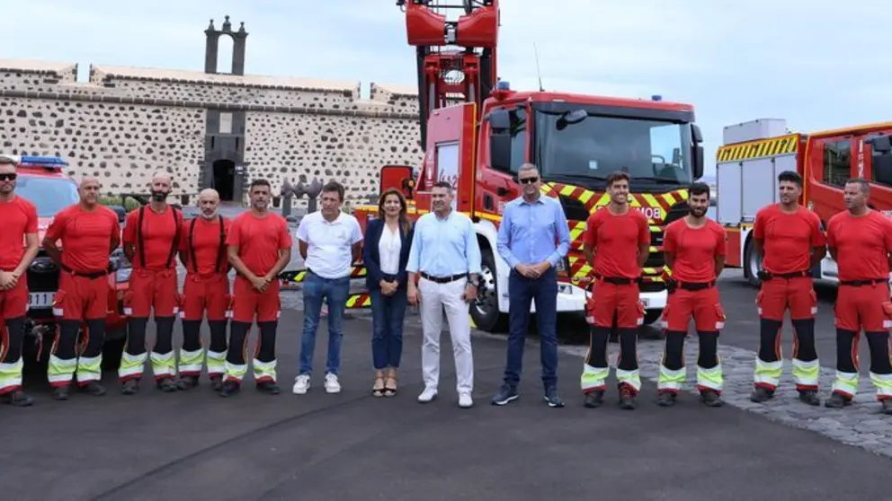 Los bomberos de Lanzarote que van a acudir al rescate con el gerente del Consorcio, Enrique Espinosa, la vicepresidenta del Cabildo, Mar&iacute;a Tovar, el presidente, Oswaldo Betancort, y el consejero del &Aacute;rea, Francisco J. Aparicio.