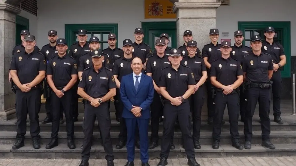 El director insular con los nuevos agentes.