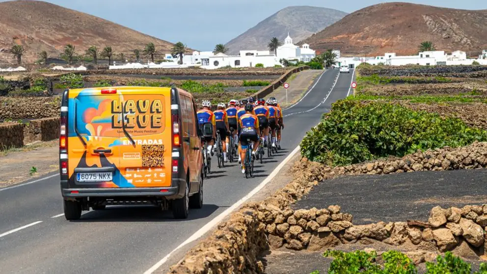 Varios ciclistas en &lsquo;Lava Live Ride by Vuelta Ciclista a Lanzarote&rsquo;.