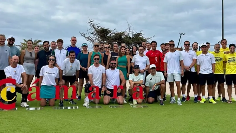 Foto de familia de los participantes en el torneo.