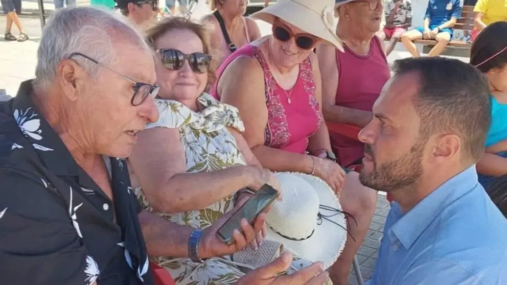 El alcalde de Arrecife Yonathan de Le&oacute;n junto a Melquiades Garc&iacute;a Montelongo, en una celebraci&oacute;n pasada de las fiestas del barrio 