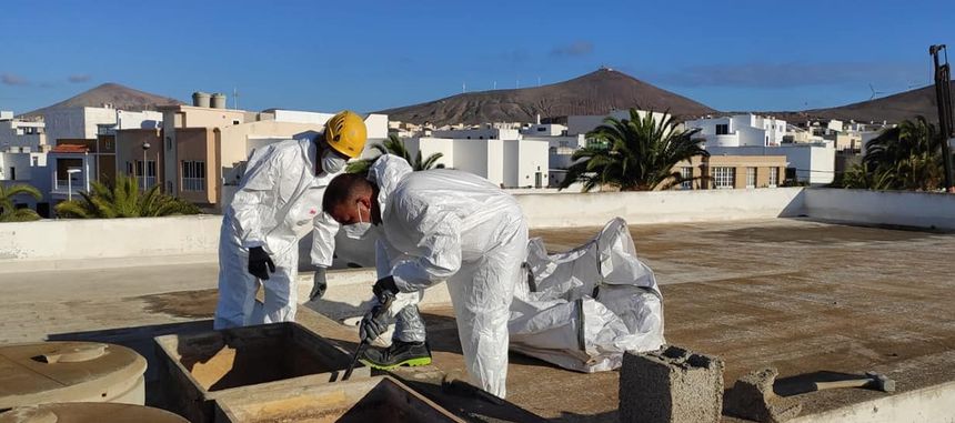 Retirada de los depósitos de fibrocemento de las cubiertas de varios colegios de Arrecife