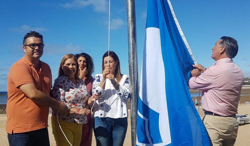 Izada de la Bandera azul en la playa del Reducto en el 2019