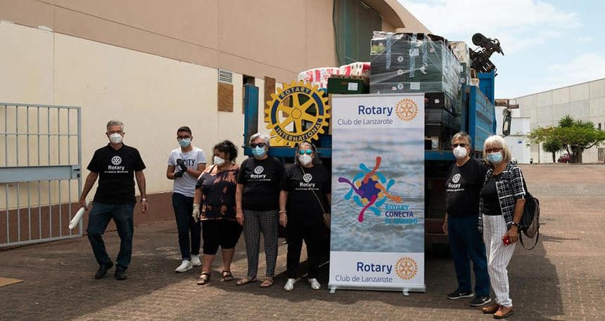 Los rotarios de Lanzarote donan una tonelada de alimentos para familias de Lanzarote. Ante la sede de la asociación Argana Viva
