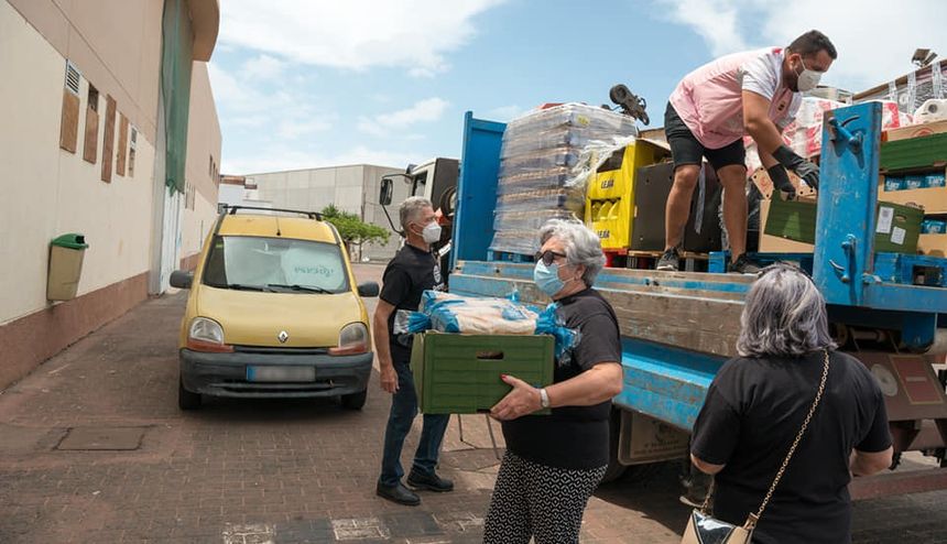 Los rotarios de Lanzarote donan una tonelada de alimentos para familias de Lanzarote. Descarga del camión por los integrantes de Rotary Club Lanzarote