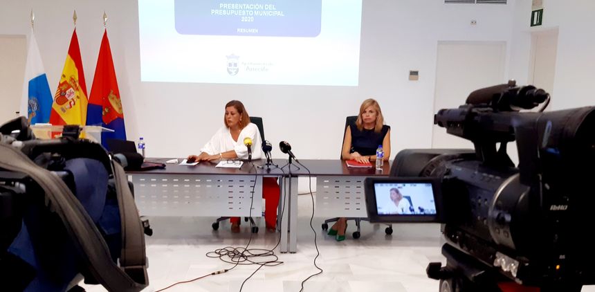 Rueda de prensa presentación de los presupuestos de Arrecife 2020. La alcaldesa y la concejal de Hacienda