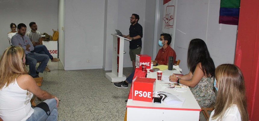 Pedro Cabrera dando su discurso de despedida a la militancia