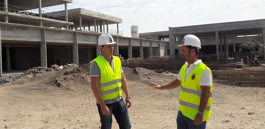 El alcalde de Yaiza, Óscar Noda, y el concejal de Obras, Jonatan Lemes, en una visita al CEO