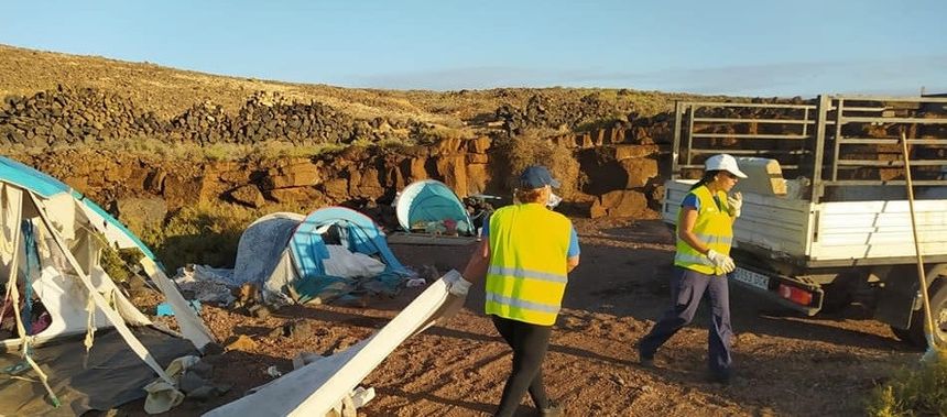 El Ayuntamiento de Arrecife limpia la playa de La Arena. Hasta colchones han sido retirados
