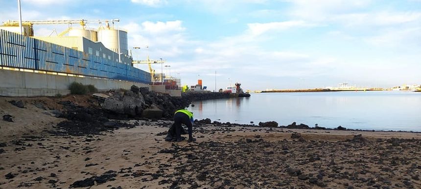 El Ayuntamiento de Arrecife limpia la playa de La Arena
