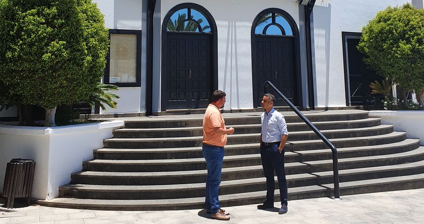 ISIDRO PÉREZ Y ALEXIS TEJERA EN LA PUERTA DEL TEATRO