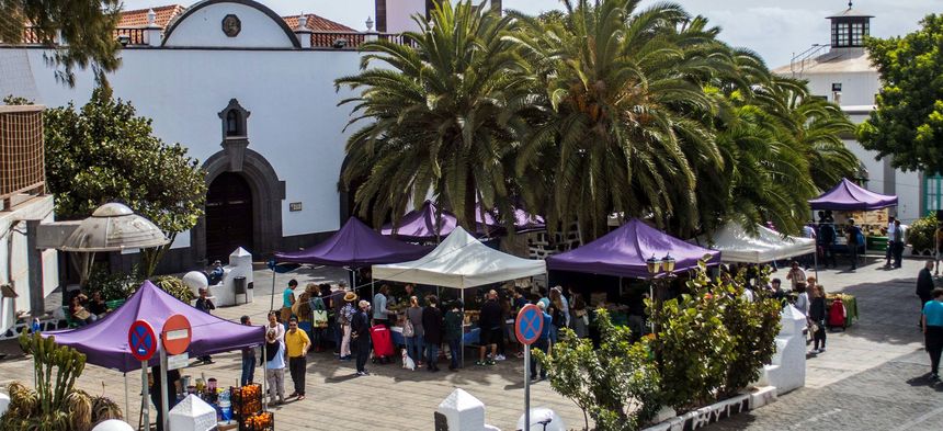 Imagen del Mercado en la plaza de la iglesia de San Ginés. en Arrecife. Imagen de archivo