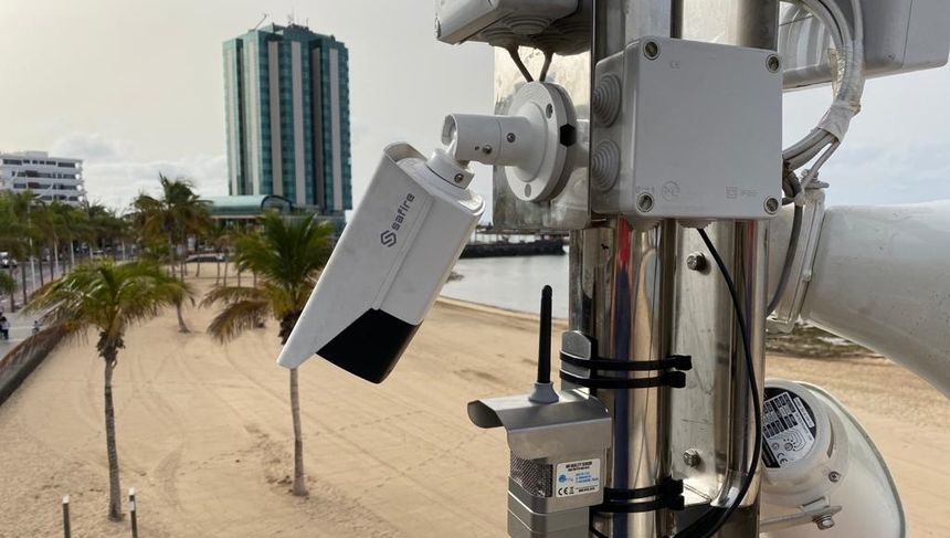 Estación para medir la calidad del aire en la Playa del Reducto, en Arrecife