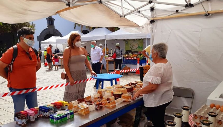 Reapertura del Mercado agrícola de Arrecife en la plaza de la iglesia de San Ginés. La alcaldesa y el concejal de Turismo anima a los emprendedores que mantienen abiertos sus stands