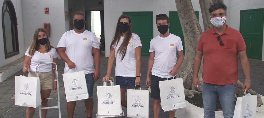 Reapertura del Mercado agrícola de Arrecife en la plaza de la iglesia de San Ginés. Distribución de obsequios. El concejal junto al equipo
