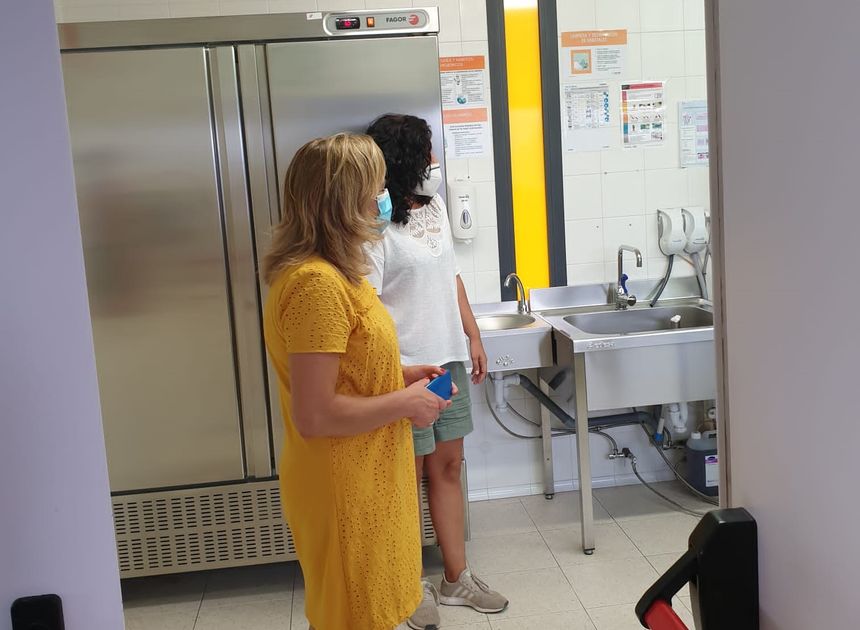 Reapertura de la Escuela Municipal Infantil de Arrecife, La concejal de Educación comprueba el protocolo a seguir. Interior de las instalaciones
