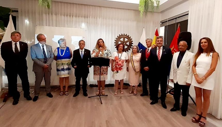 Rita Martín presidirá desde ahora el Rotary Club Lanzarote. Junto a su nueva junta directiva.
