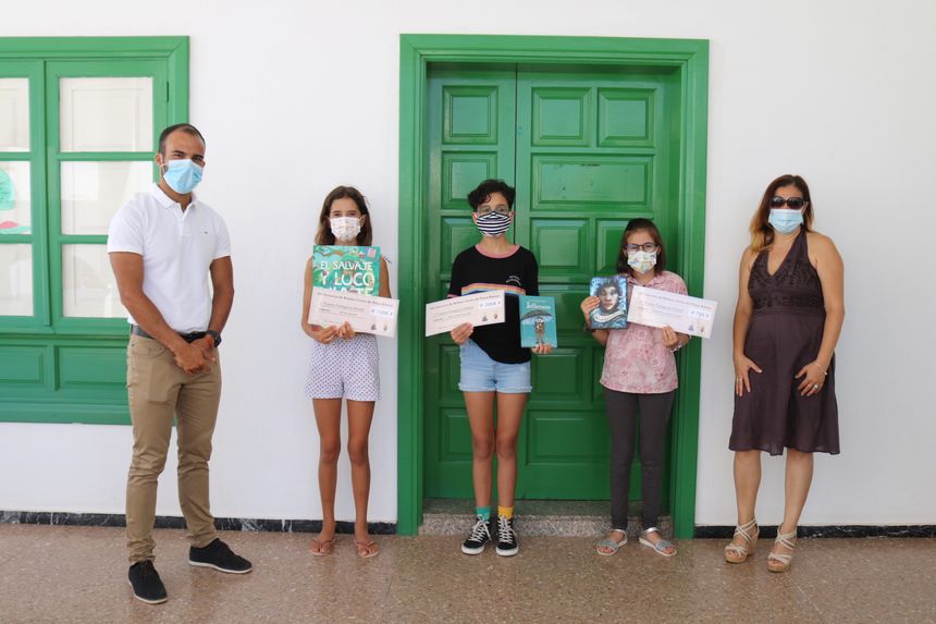 Ganadoras de infantil junto a Daniel Medina, concejal de Cultura de Yaiza, y Keren Ruiz, del AC Castillo del Águila.JPG
